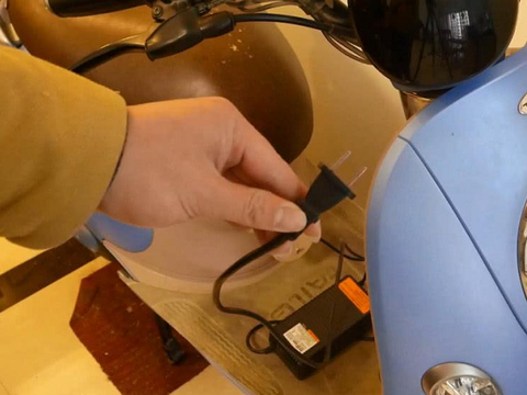 充电“先插电源”和“先插电池”，哪个会伤电动车？车主：马上改