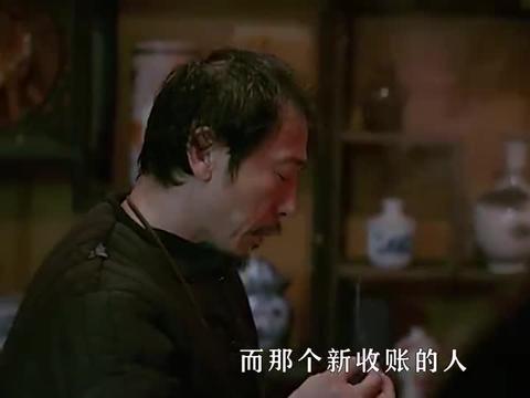 外表邋遢的大叔不仅爱倒着抽烟,打架也是够狠,十几个人不够他打
