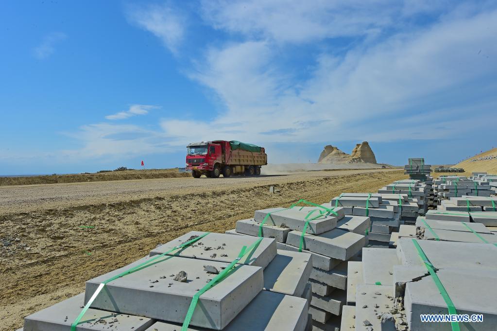 A truck transports building materials to a construction site of a cross-desert expressway in northwest China's Xinjiang Uygur Autonomous Region, July 16, 2021. Construction of the first cross-desert expressway in Xinjiang has proceeded smoothly. The expressway, linking Altay Prefecture and the regional capital city of Urumqi, stretches some 343 km, with sections of more than 150 km built through the desert. (Xinhua/Hou Zhaokang)