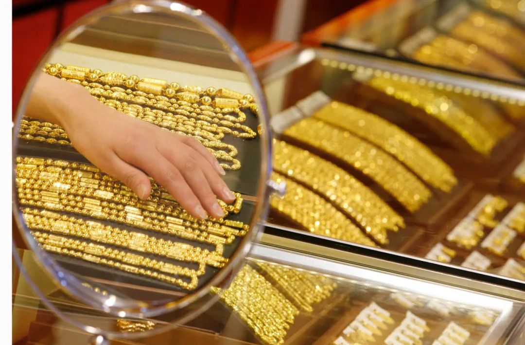 一般情况下,黄金珠宝上市公司的黄金原材料,从上海黄金交易所等机构