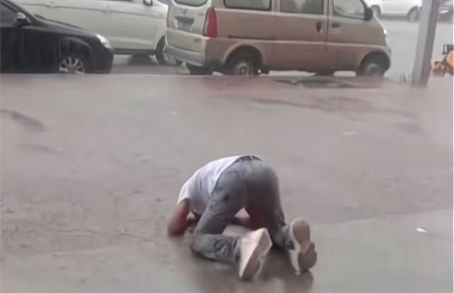 "求求别再下雨了",河南一男子在雨中跪地痛哭,看着让人心酸