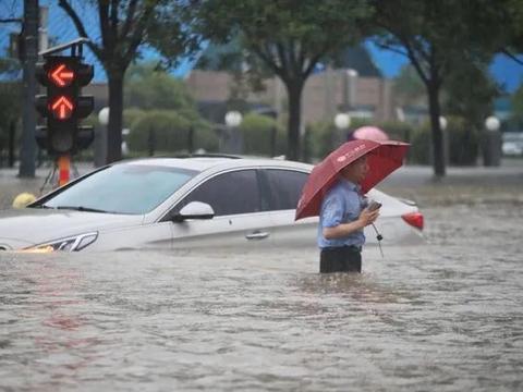 河南遭遇极端暴雨天气，多位民众冒雨犯险救人，普通人才是真英雄