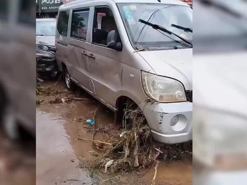 实拍河南汝州洪灾后街道：满地泥泞一片狼藉受损汽车随处可见