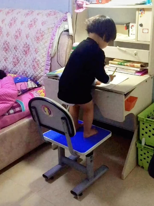 穿尿不湿的妹妹替哥哥写作业,奋笔疾书笑翻妈妈