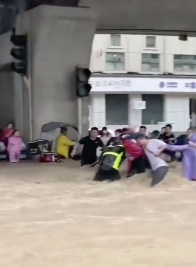 紧急!河南特大暴雨灾情严重!地铁倒灌黄河支流决口,部队已经出动抗洪抢险!休闲区蓝鸢梦想 - Www.slyday.coM 紧急!河南特大暴雨灾情严重!地铁倒灌黄河支流决口,部队已经出动抗洪抢险!休闲区蓝鸢梦想 - Www.slyday.coM