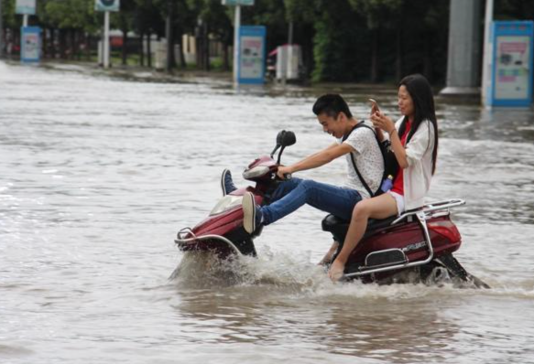 紧急!河南特大暴雨灾情严重!地铁倒灌黄河支流决口,部队已经出动抗洪抢险!休闲区蓝鸢梦想 - Www.slyday.coM 紧急!河南特大暴雨灾情严重!地铁倒灌黄河支流决口,部队已经出动抗洪抢险!休闲区蓝鸢梦想 - Www.slyday.coM