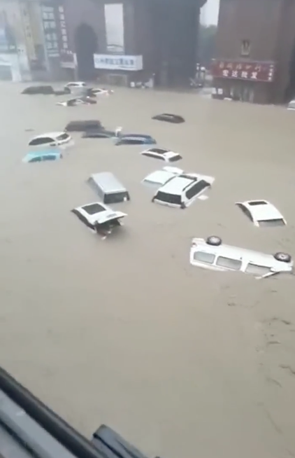 紧急!河南特大暴雨灾情严重!地铁倒灌黄河支流决口,部队已经出动抗洪抢险!休闲区蓝鸢梦想 - Www.slyday.coM 紧急!河南特大暴雨灾情严重!地铁倒灌黄河支流决口,部队已经出动抗洪抢险!休闲区蓝鸢梦想 - Www.slyday.coM