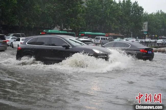 河南大暴雨多地破极值50多家景区关闭多趟火车晚点停运