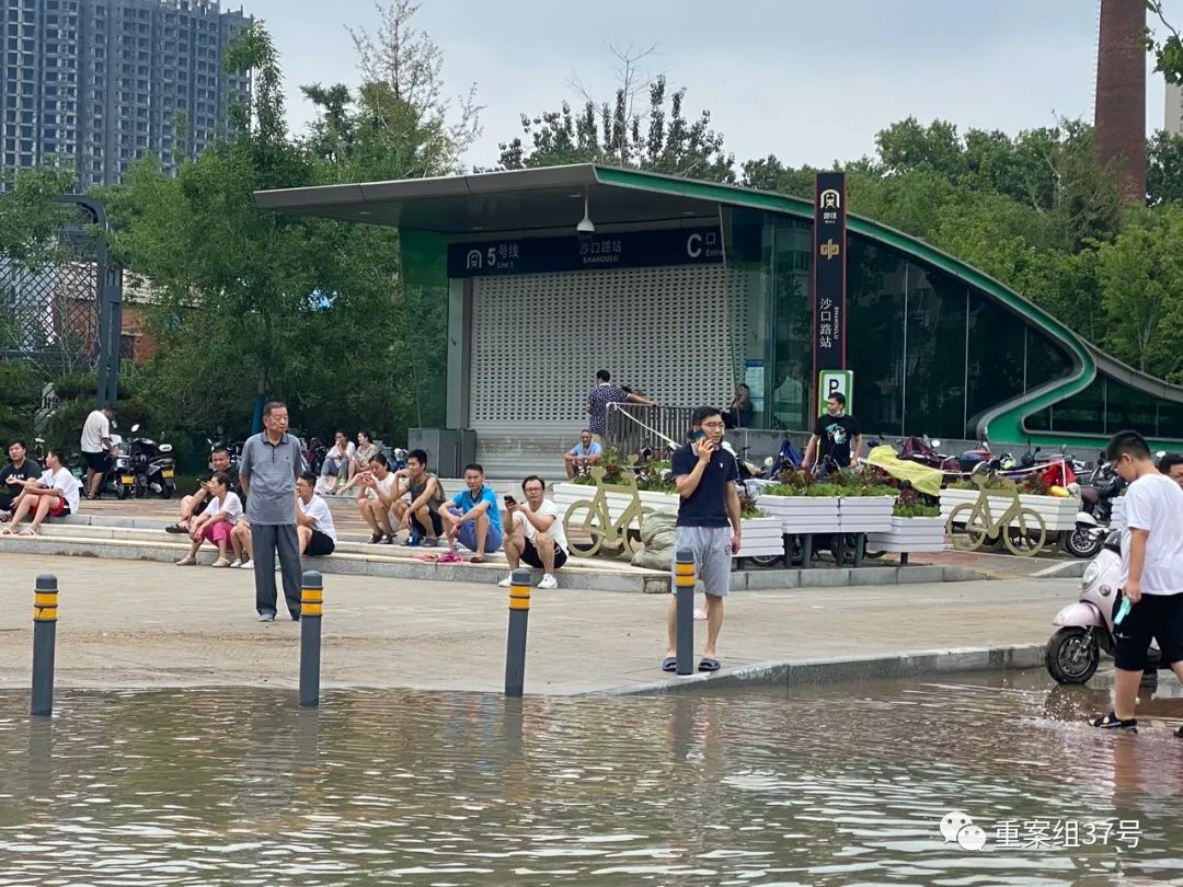 ▲7月21日下午,郑州沙口路地铁站门前仍有积水。新京报记者 杨雪 摄