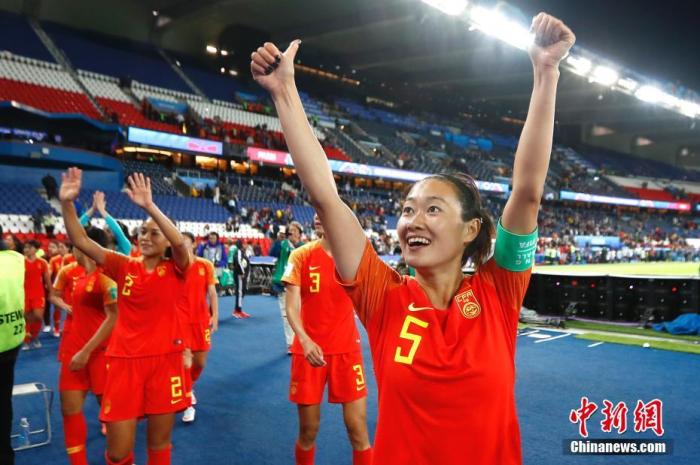 资料图:吴海燕(右一)在赛后庆祝胜利。当日,在法国巴黎举行的2019年国际足联女足世界杯B组小组赛中,中国队以1比0战胜南非队。中新社记者 富田 摄