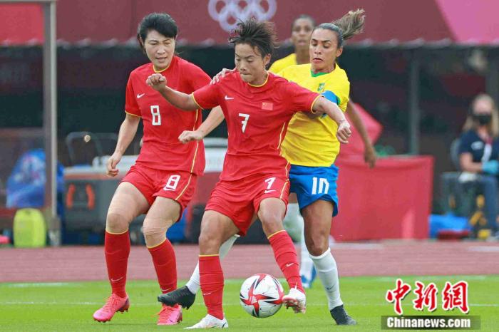 中国女足和巴西女足在比赛中。图片来源:视觉中国