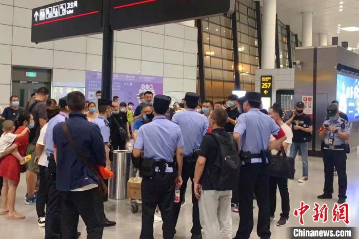图为郑州机场警方在执勤。 郑州机场警方 供图