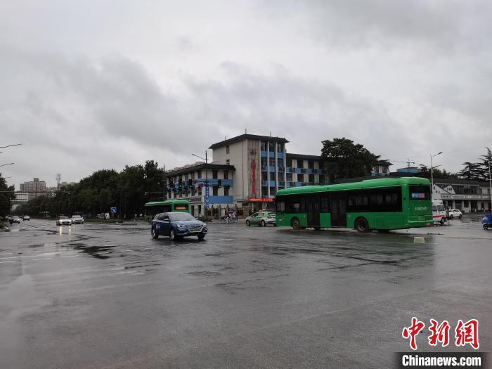 图为郑州暴雨后一辆公交车行驶在路上。 李贵刚 摄