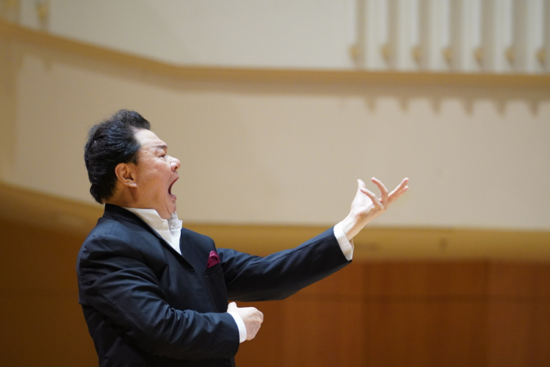 音乐会上,郑健不仅担任指挥,还负责导赏,在每首曲目演出之前,郑健都会