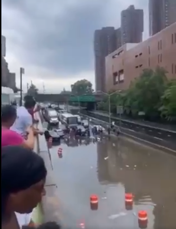 紧急!河南特大暴雨灾情严重!地铁倒灌黄河支流决口,部队已经出动抗洪抢险!休闲区蓝鸢梦想 - Www.slyday.coM 紧急!河南特大暴雨灾情严重!地铁倒灌黄河支流决口,部队已经出动抗洪抢险!休闲区蓝鸢梦想 - Www.slyday.coM