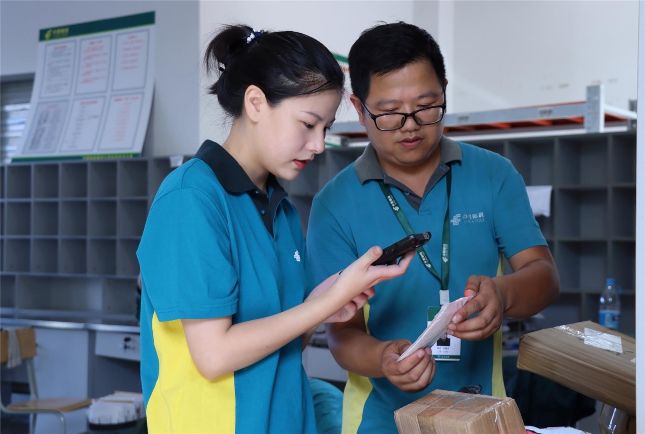 高温下的坚守--记邮政快递员洪建文的一天