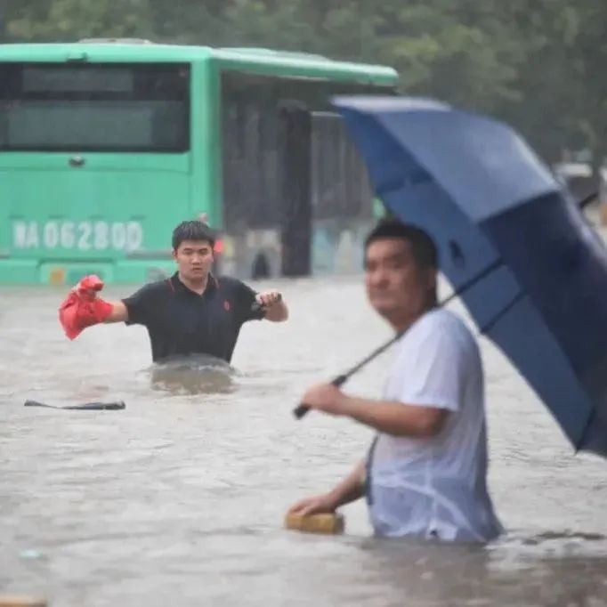 紧急!河南特大暴雨灾情严重!地铁倒灌黄河支流决口,部队已经出动抗洪抢险!休闲区蓝鸢梦想 - Www.slyday.coM 紧急!河南特大暴雨灾情严重!地铁倒灌黄河支流决口,部队已经出动抗洪抢险!休闲区蓝鸢梦想 - Www.slyday.coM