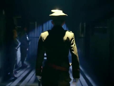 一代枭雄:典狱长怒气冲冲,对着何辅堂棍棒