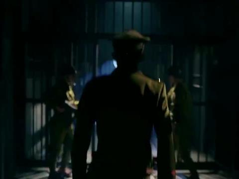 一代枭雄:典狱长怒气冲冲,对着何辅堂棍棒