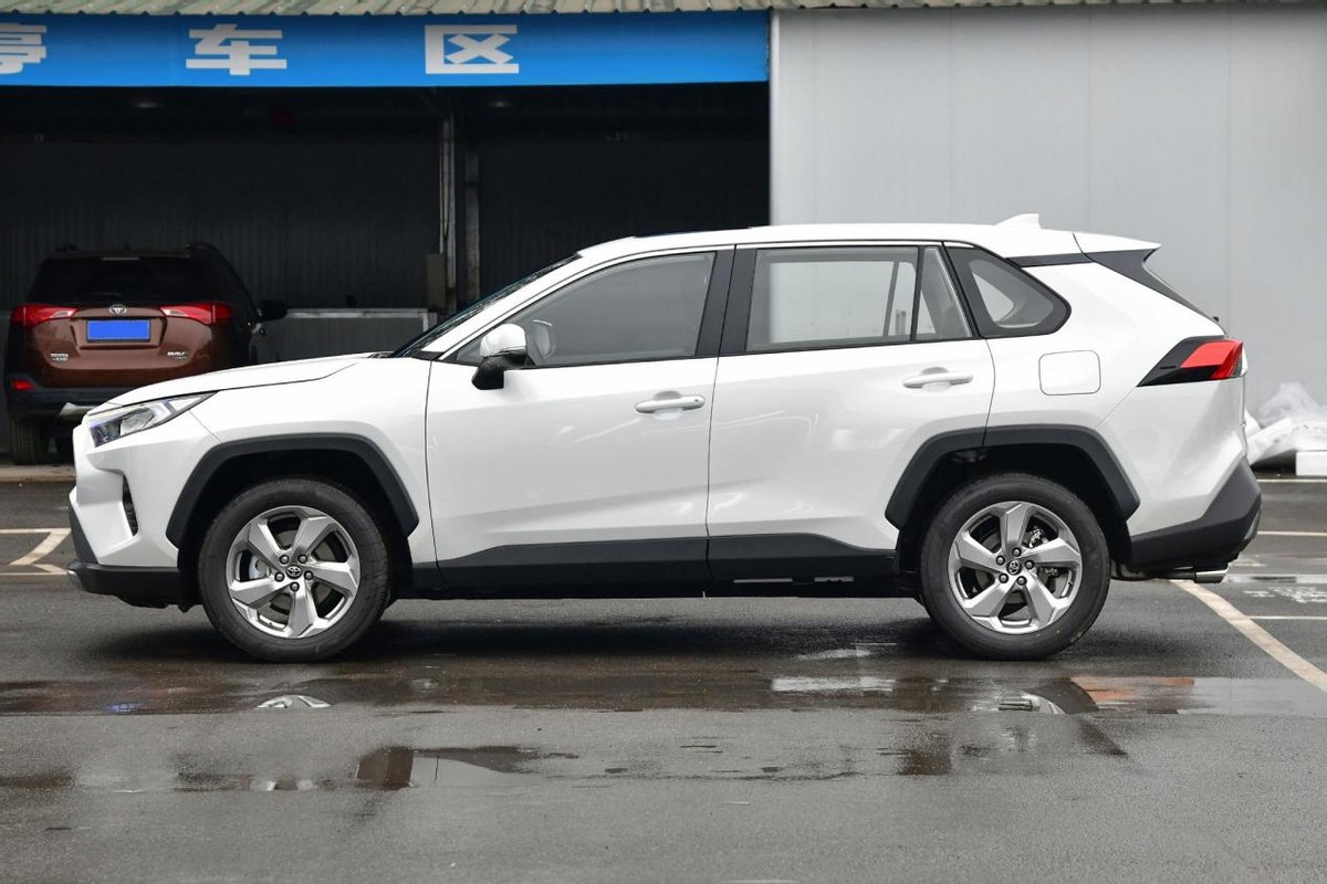 这才是保值又耐用的丰田suv,油耗5.8l,后排放倒就是双人床