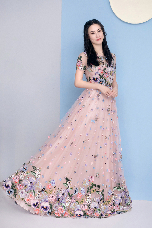 张柏芝不愧是“最美辣妈”，粉色网纱连衣裙甜美温柔，减龄时髦