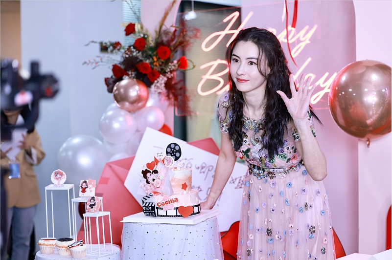 张柏芝不愧是“最美辣妈”，粉色网纱连衣裙甜美温柔，减龄时髦