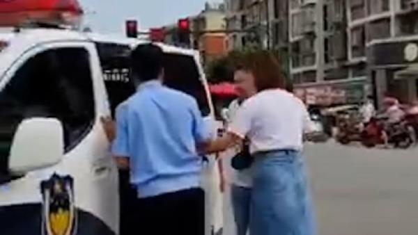 人贩子街头抢娃？警方回应