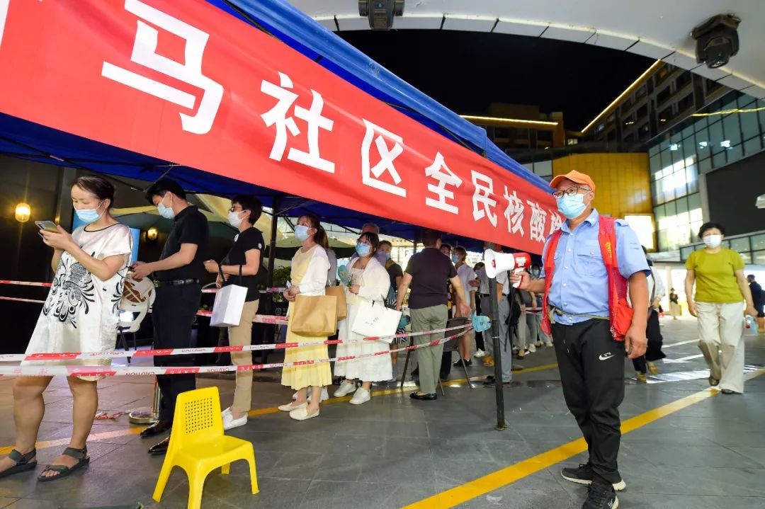 7月21日晚,位于马群花园城的青马社区全民核酸检测点,市民有序接受采样。