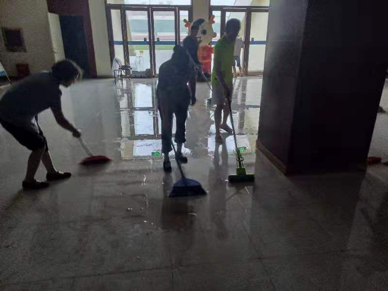 郑州大学学生暴雨后互助:群里分享食物信息,“有需要随便拿”休闲区蓝鸢梦想 - Www.slyday.coM 郑州大学学生暴雨后互助:群里分享食物信息,“有需要随便拿”休闲区蓝鸢梦想 - Www.slyday.coM