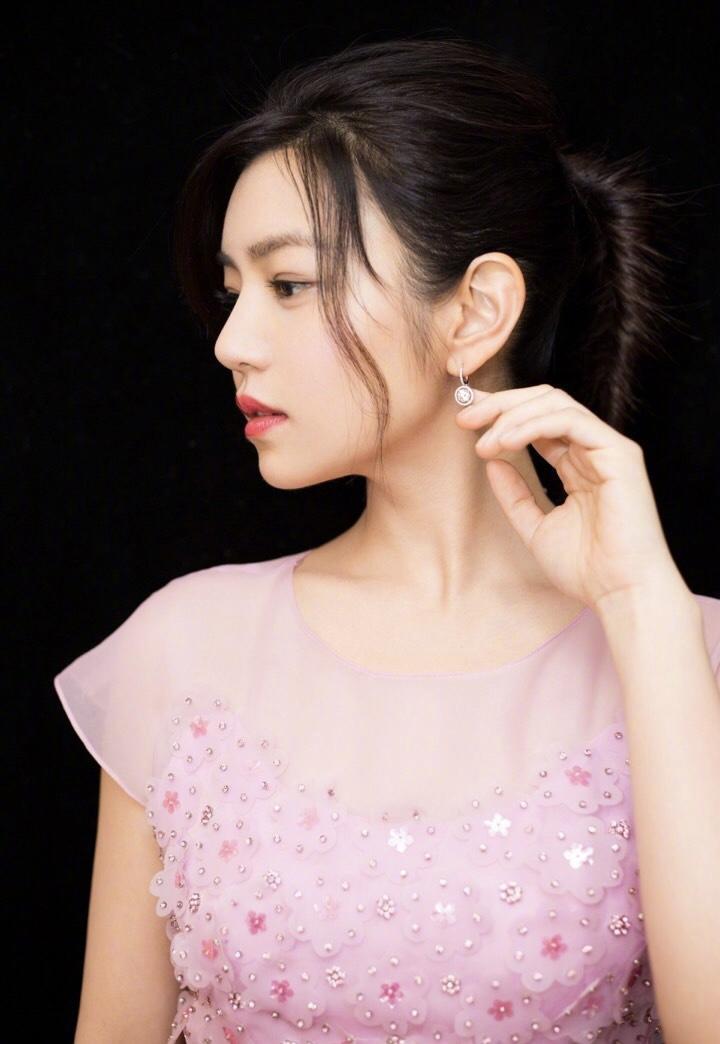 陈妍希拥有"圆脸"优势,穿红黑色背心连衣裙减龄时髦,优雅大气