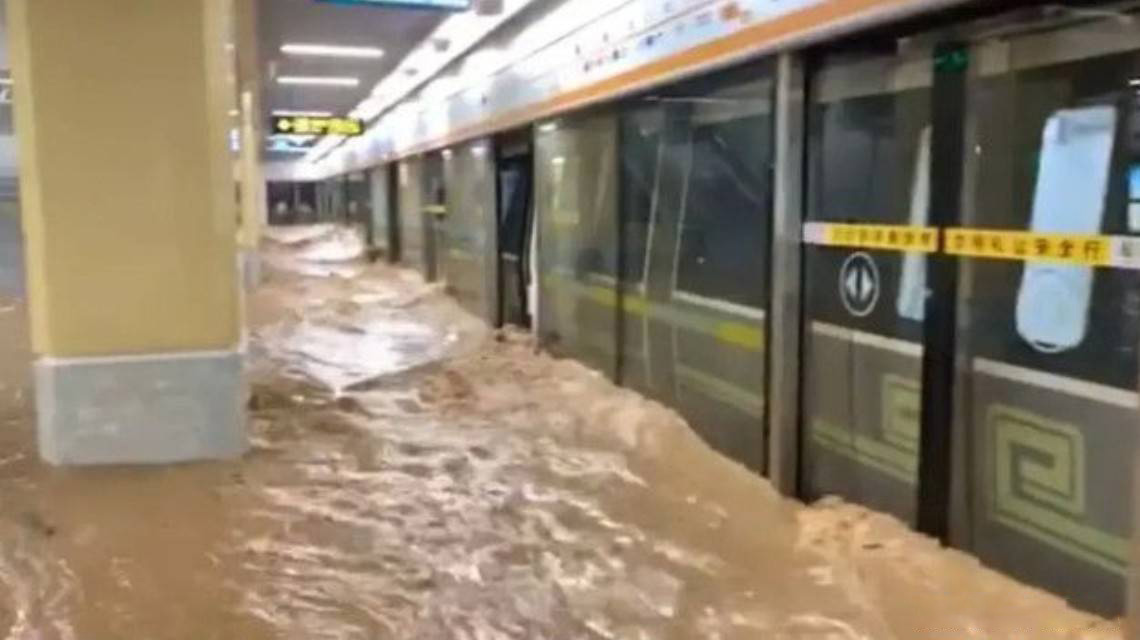 上海女子到郑州地铁5号线寻夫,同事说被水冲走,她坚信还有生机休闲区蓝鸢梦想 - Www.slyday.coM 上海女子到郑州地铁5号线寻夫,同事说被水冲走,她坚信还有生机休闲区蓝鸢梦想 - Www.slyday.coM