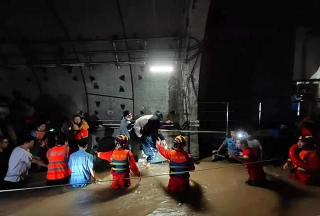 郑州地铁5号线,挡水墙被倒灌的雨水冲垮,这是一次深刻的教训休闲区蓝鸢梦想 - Www.slyday.coM 郑州地铁5号线,挡水墙被倒灌的雨水冲垮,这是一次深刻的教训休闲区蓝鸢梦想 - Www.slyday.coM