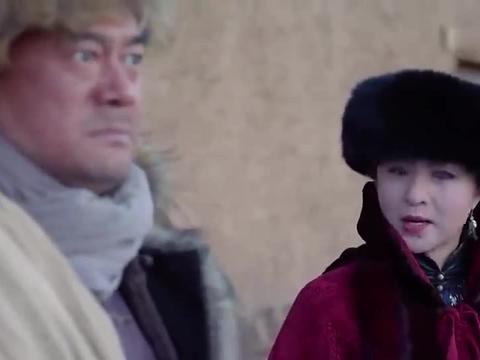 林海雪原:蝴蝶迷郑三炮搞偷袭,逃跑遇到悬崖,俩人跳了下去