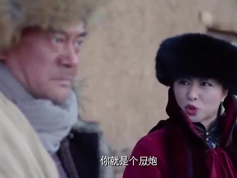 林海雪原:蝴蝶迷郑三炮搞偷袭,逃跑遇到悬崖,俩人跳了