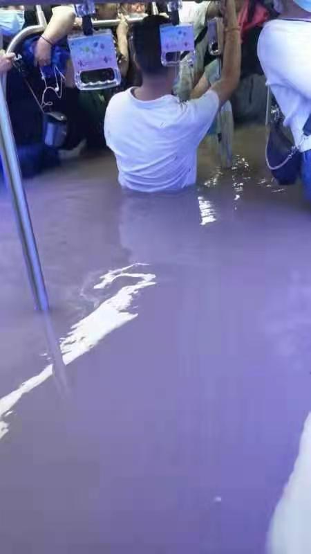 上海女子到郑州地铁5号线寻夫,同事说被水冲走,她坚信还有生机休闲区蓝鸢梦想 - Www.slyday.coM 上海女子到郑州地铁5号线寻夫,同事说被水冲走,她坚信还有生机休闲区蓝鸢梦想 - Www.slyday.coM