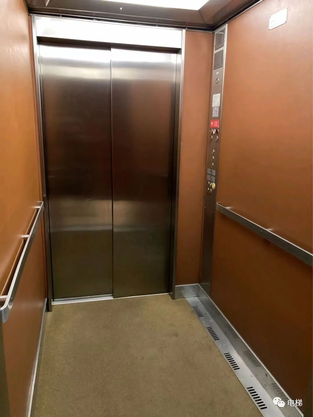 实拍:罕见的迅达电梯!