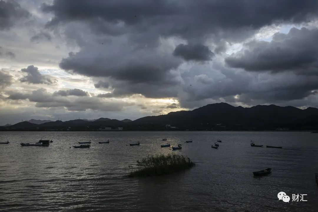 台风“烟花”进入24小时警戒区,或达16级!走得越慢破坏力越强?预计将对浙江产生严重影响休闲区蓝鸢梦想 - Www.slyday.coM 台风“烟花”进入24小时警戒区,或达16级!走得越慢破坏力越强?预计将对浙江产生严重影响休闲区蓝鸢梦想 - Www.slyday.coM
