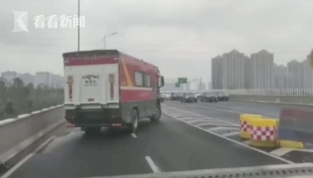 视频|高速上几十辆私家车集体停车 给逆行救援车让行休闲区蓝鸢梦想 - Www.slyday.coM 视频|高速上几十辆私家车集体停车 给逆行救援车让行休闲区蓝鸢梦想 - Www.slyday.coM