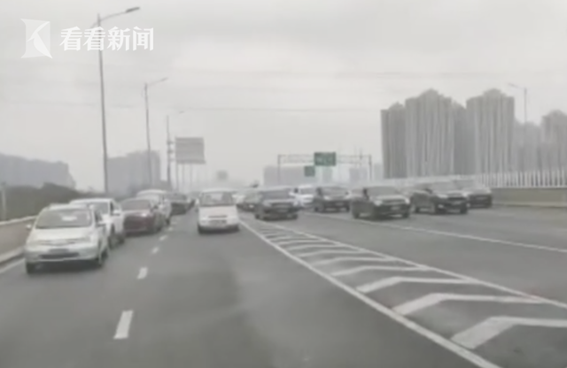 视频|高速上几十辆私家车集体停车 给逆行救援车让行休闲区蓝鸢梦想 - Www.slyday.coM 视频|高速上几十辆私家车集体停车 给逆行救援车让行休闲区蓝鸢梦想 - Www.slyday.coM