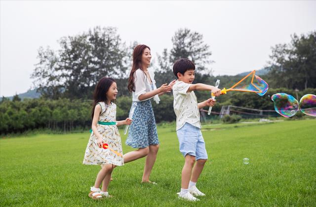 暑假熊孩子出没,带娃出去玩,这些"防走丢知识"提前告诉孩子