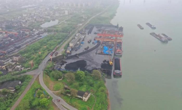 湖南湘潭铁牛埠码头下游湘江上出现明显黑色污染带来源:生态环境部微信公众号