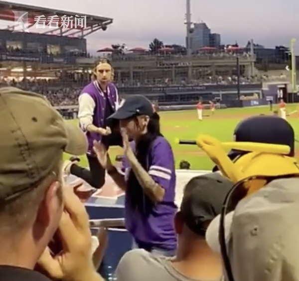 社死现场!男子棒球比赛中当众求婚 没想到把女友吓跑了休闲区蓝鸢梦想 - Www.slyday.coM 社死现场!男子棒球比赛中当众求婚 没想到把女友吓跑了休闲区蓝鸢梦想 - Www.slyday.coM