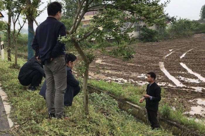 督察组在湖南常德市汉寿县围堤湖开展实地走访,群众反映近年来化肥没有减少,甚至有增加。 来源:生态环境部微信公众号