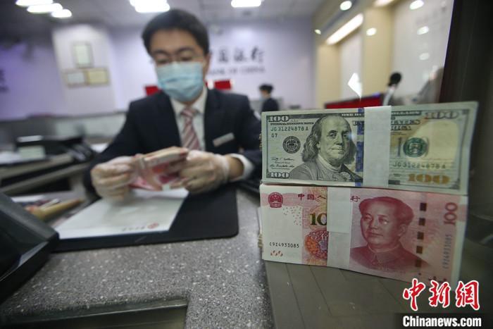 资料图:银行工作人员在清点货币。中新社记者 张云 摄