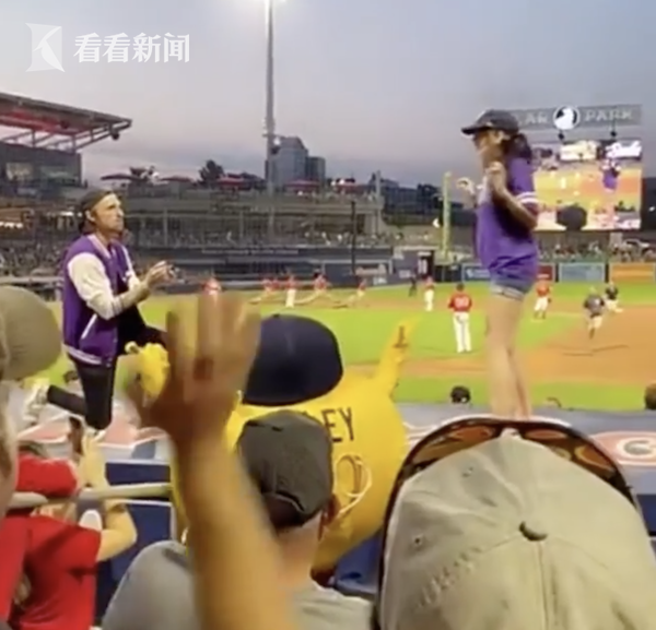 社死现场!男子棒球比赛中当众求婚 没想到把女友吓跑了休闲区蓝鸢梦想 - Www.slyday.coM 社死现场!男子棒球比赛中当众求婚 没想到把女友吓跑了休闲区蓝鸢梦想 - Www.slyday.coM