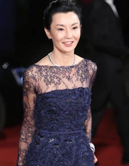 57岁张曼玉近况曝光,身材消瘦骨感美,女神活得真实而