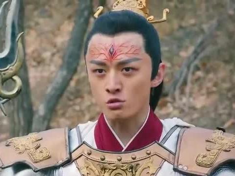 二郎神怕照妖镜,至尊宝拿出照妖镜,二郎神天眼被刺伤