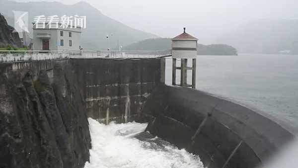 视频|象山上张水库开闸放水 腾库容承接台风烟花降雨