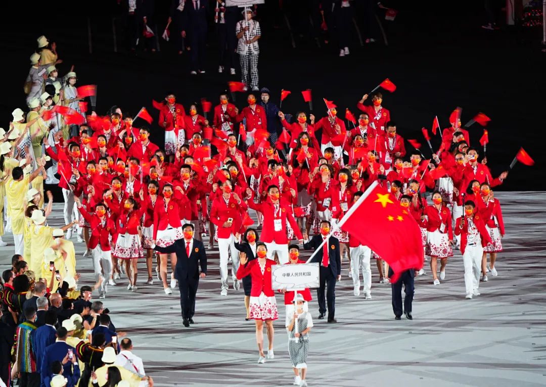 东京奥运会开幕——“中国红”惊艳亮相！入场礼服大有玄机