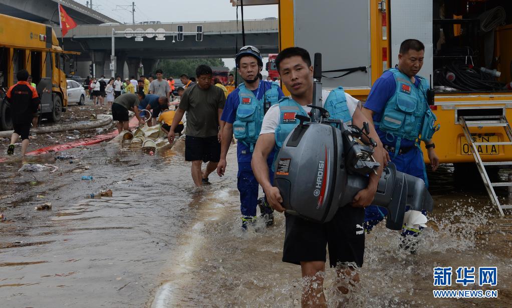 这是蓝天救援队的志愿者在郑州市郑东新区参加抢险救援。
